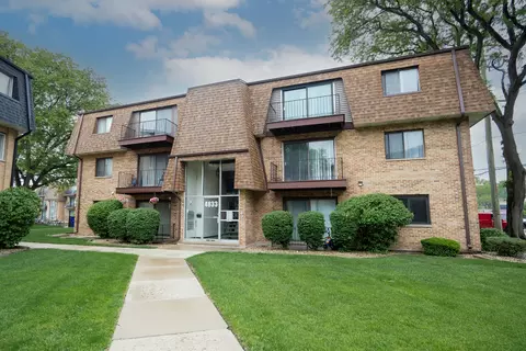 4833 W 109th St #103, Oak Lawn, IL 60453
