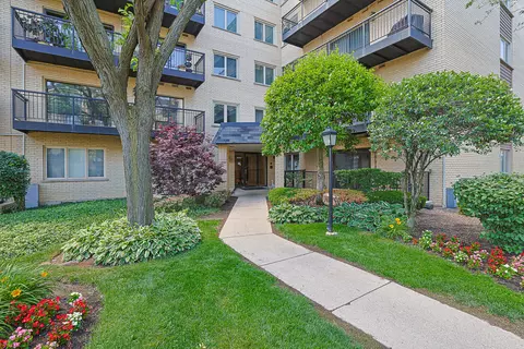 8610 Waukegan Rd #506W, Morton Grove, IL 60053