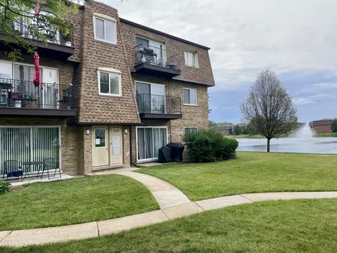 9463 Bay Colony Dr #2S, Des Plaines, IL 60016
