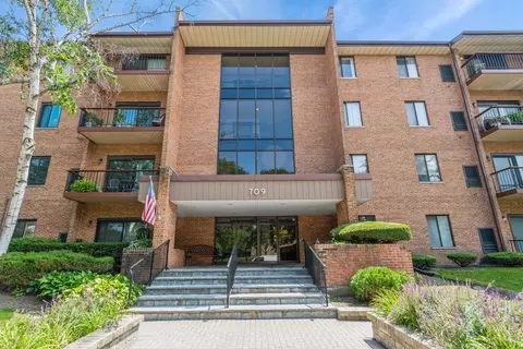 709 79th St #401, Darien, IL 60561