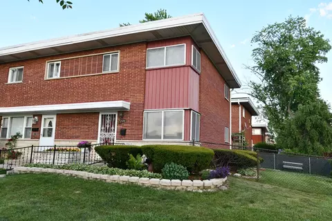 159 Village Ct, Des Plaines, IL 60016
