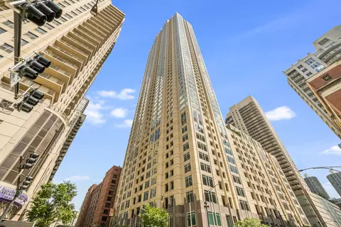 33 W Ontario St #TH5, Chicago, IL 60654