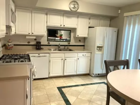 Kitchen - 1348 Inverness Dr, Elgin, IL 60120 photo 2 of 4