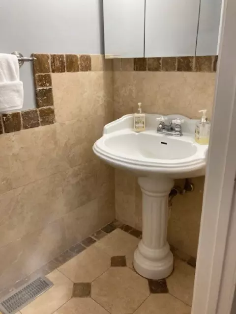 Bath - 1348 Inverness Dr, Elgin, IL 60120 photo 4 of 5
