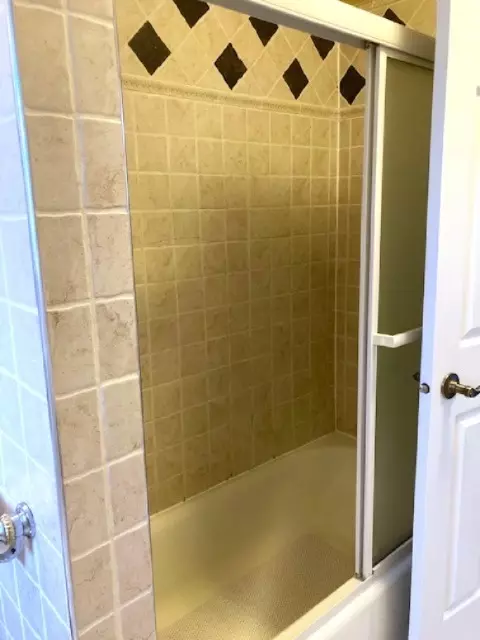 Bath - 1348 Inverness Dr, Elgin, IL 60120 photo 3 of 5