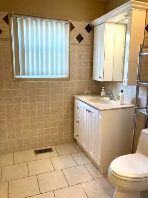 Bath - 1348 Inverness Dr, Elgin, IL 60120 photo 1 of 5