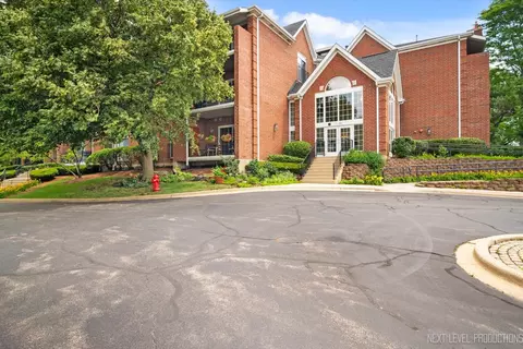 15 Hunt Club Dr #15, Saint Charles, IL 60174