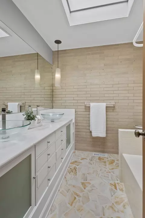 Bath - 431 Maplewood Dr, Barrington, IL 60010 photo 1 of 3