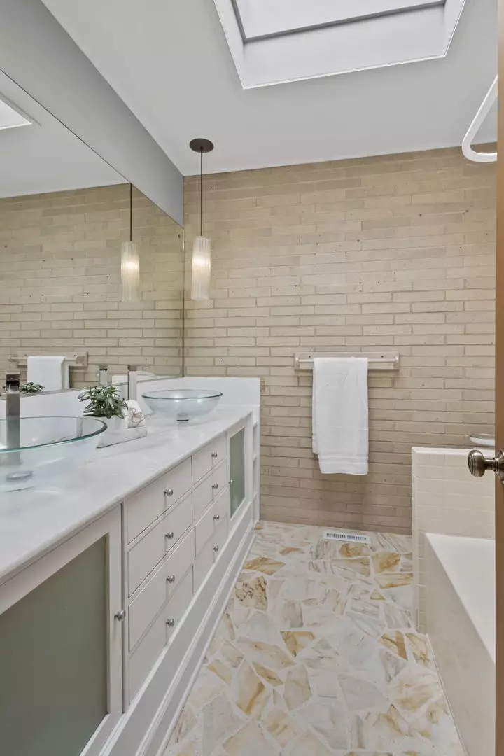 Bath - 431 Maplewood Dr, Barrington, IL 60010 photo 1 of 3