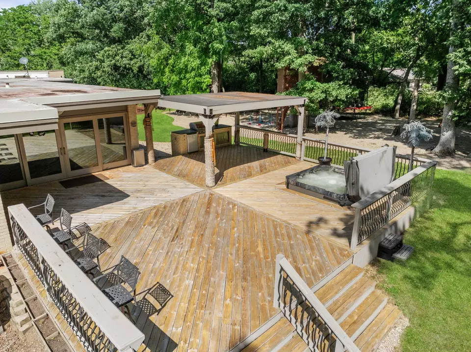 Exterior - 431 Maplewood Dr, Barrington, IL 60010 photo 6 of 10