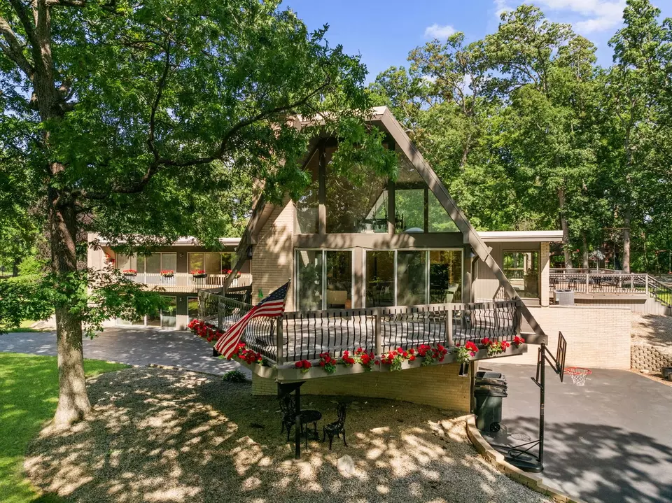 Exterior - 431 Maplewood Dr, Barrington, IL 60010 photo 1 of 10