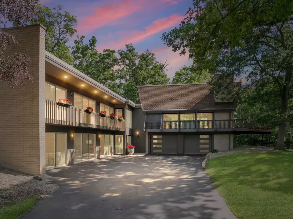 Exterior - 431 Maplewood Dr, Barrington, IL 60010 photo 4 of 10