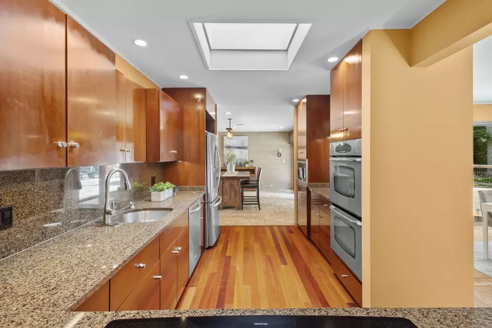 Kitchen - 431 Maplewood Dr, Barrington, IL 60010 photo 2 of 3