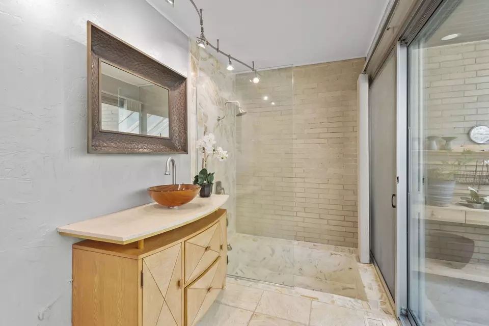 Bath - 431 Maplewood Dr, Barrington, IL 60010 photo 2 of 3