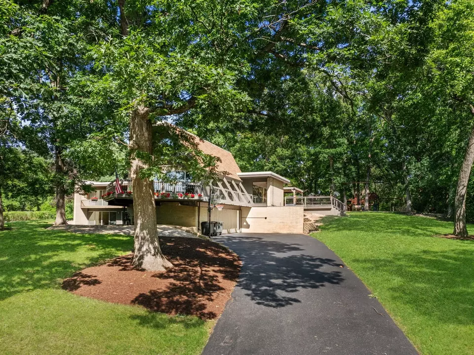 Exterior - 431 Maplewood Dr, Barrington, IL 60010 photo 3 of 10