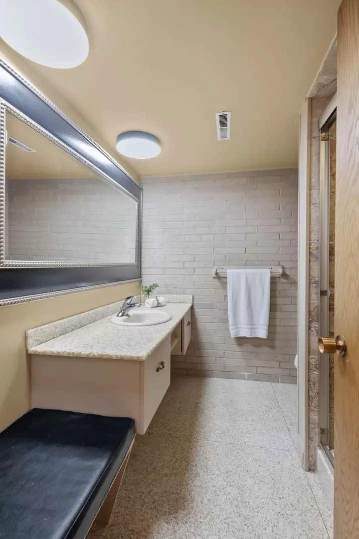 Bath - 431 Maplewood Dr, Barrington, IL 60010 photo 3 of 3