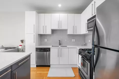 Kitchen - 225 S Sangamon St #804, Chicago, IL 60607 photo 4 of 6