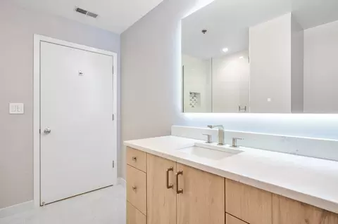 Bath - 225 S Sangamon St #804, Chicago, IL 60607 photo 2 of 3