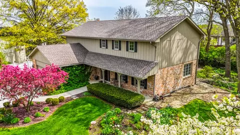 8229 Nueport Dr, Willow Springs, IL 60480