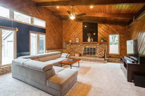 Living - 3006 Thrush Ln, Rolling Meadows, IL 60008 photo 1 of 3