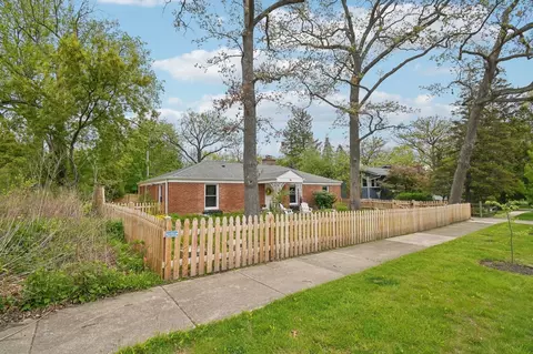 14 E Woodland Rd, Lake Bluff, IL 60044