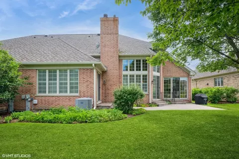 2139 Royal Ridge Dr, Northbrook, IL 60062 photo 2