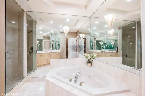 2139 Royal Ridge Dr, Northbrook, IL 60062 photo 9