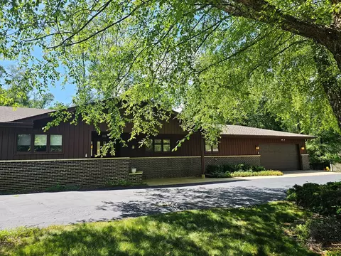 9616 Zimmer Dr, Algonquin, IL 60102