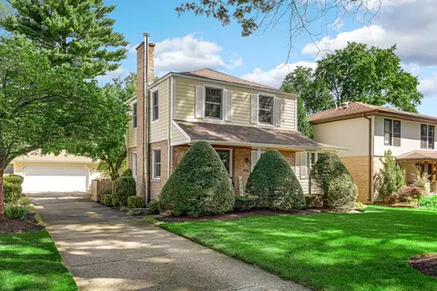 736 E Lincoln Ave, Libertyville, IL 60048