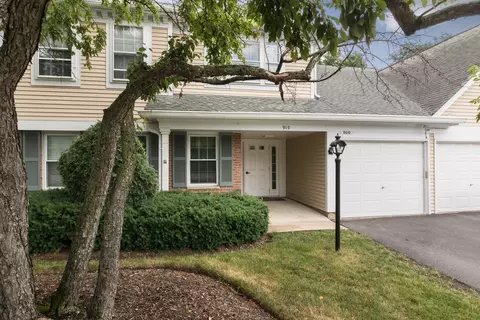 910 Persimmon Ln #B, Mount Prospect, IL 60056