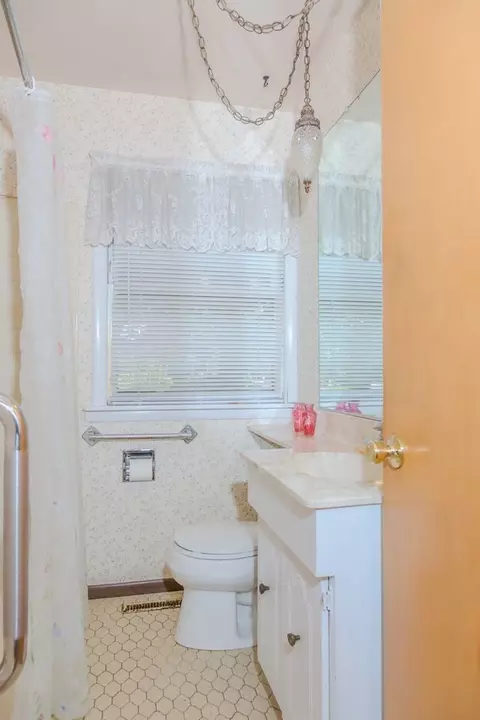 Bath - 129 N Chase Ave, Bartlett, IL 60103 photo 1 of 2