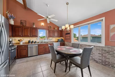 Kitchen - 5109 147th Ct, Midlothian, IL 60445 photo 2 of 2