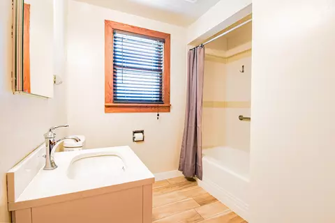 Bath - 904 Bowditch Ave, Aurora, IL 60506 photo 2 of 3
