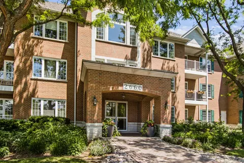 2660 Summit Dr #302, Glenview, IL 60025