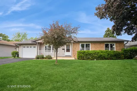 284 Banbury Ave, Elk Grove Village, IL 60007