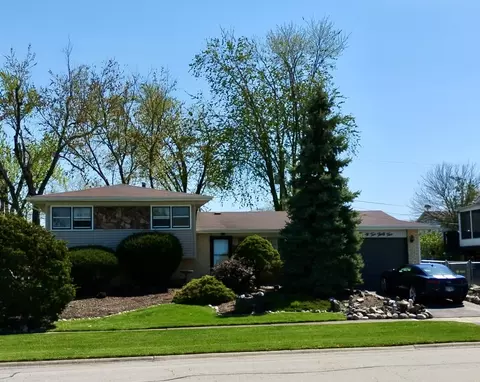 2235 Birchwood Pkwy, Woodridge, IL 60517