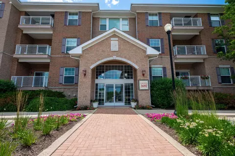 2692 Stone Cir #101, Geneva, IL 60134