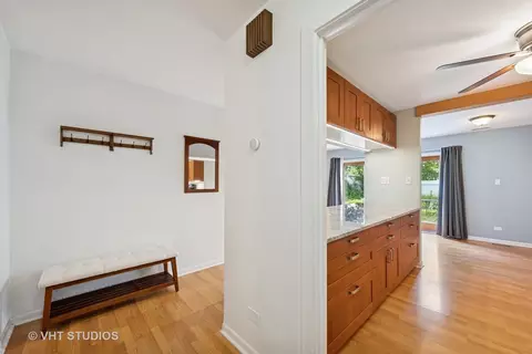 605 Northview Ln, Hoffman Estates, IL 60169 photo 2