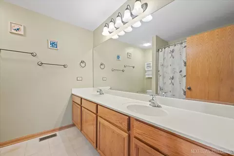 Bath - 2474 Spring Valley Ct, Aurora, IL 60503 photo 2 of 3