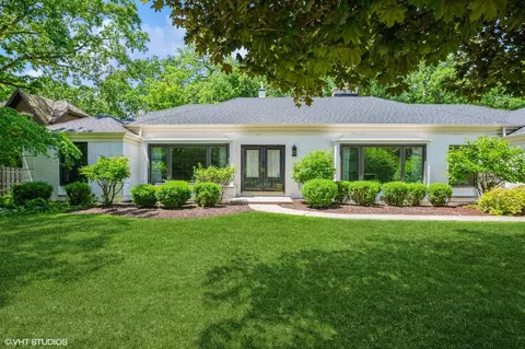 38 Lancaster Ln, Lincolnshire, IL 60069