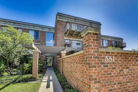 351 Kelburn Rd #112, Deerfield, IL 60015