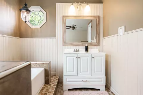 Bath - 1430 Michael Dr, Pecatonica, IL 61063 photo 2 of 4