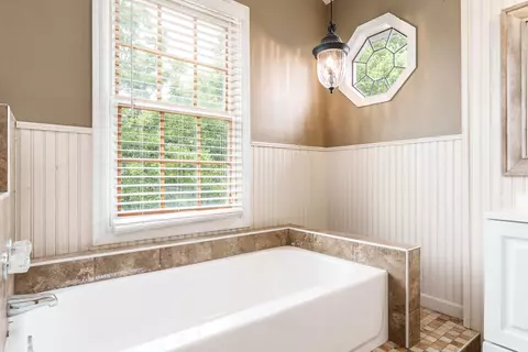 Bath - 1430 Michael Dr, Pecatonica, IL 61063 photo 3 of 4