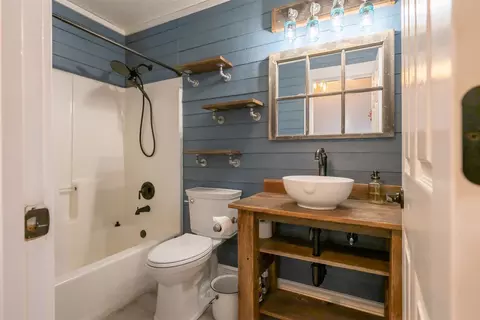 Bath - 1603 Bensington Ct, Normal, IL 61761 photo 1 of 3