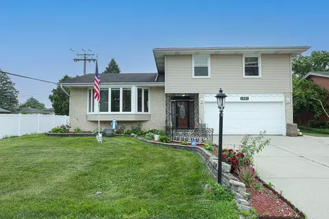 1831 E Camp Mcdonald Rd, Mount Prospect, IL 60056