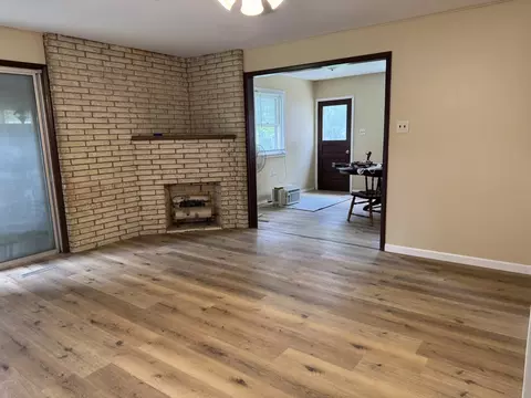 Living - 309 W Owsley St, Chenoa, IL 61726 photo 2 of 5