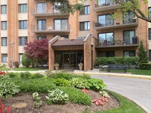 601 Lake Hinsdale Dr #104, Willowbrook, IL 60527