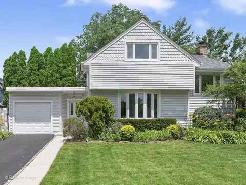 118 Burlington Ave, Clarendon Hills, IL 60514