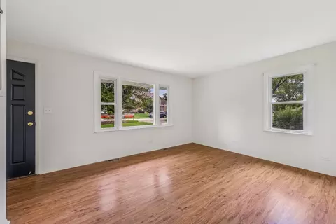 Living - n631 Knollwood Drive, Wheaton, IL 60187 photo 2 of 3
