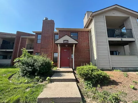 1971 N Hicks Rd #210, Palatine, IL 60074